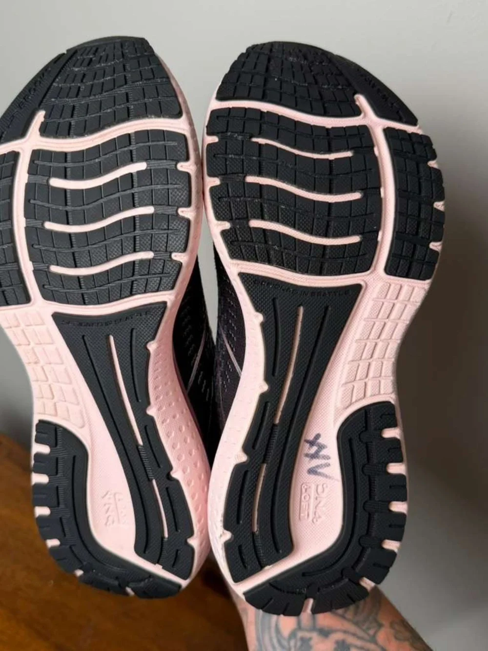 Brooks Glycerin 19 Women’s Size 8 Black Pink Running Shoes Excellent Condition